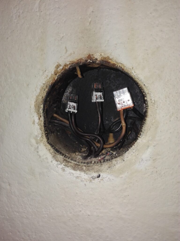 Naprawa puszki elektrycznej za pomocą złączek wago