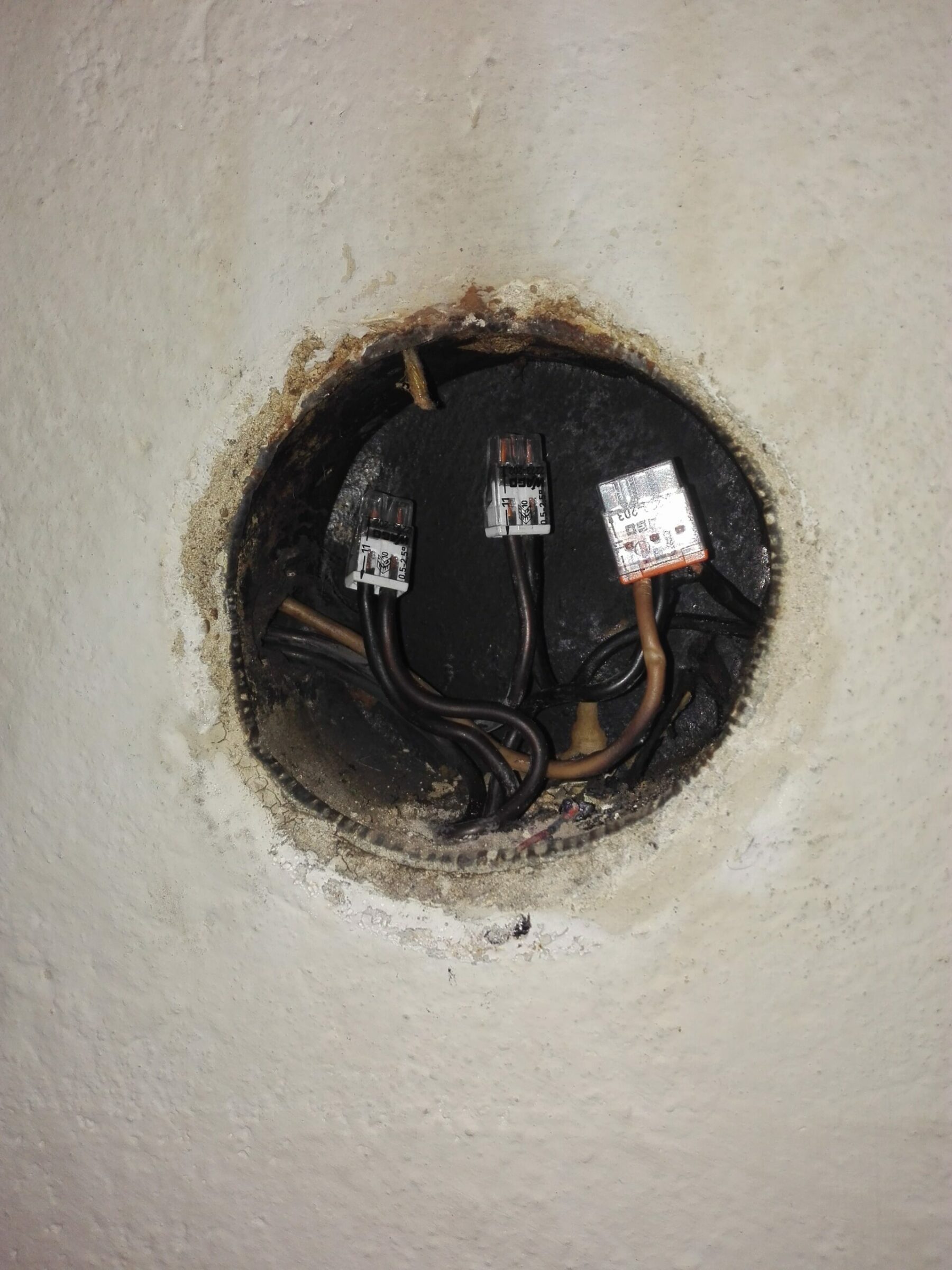 Naprawa przepalonej puszki elektrycznej za pomocą złączek wago