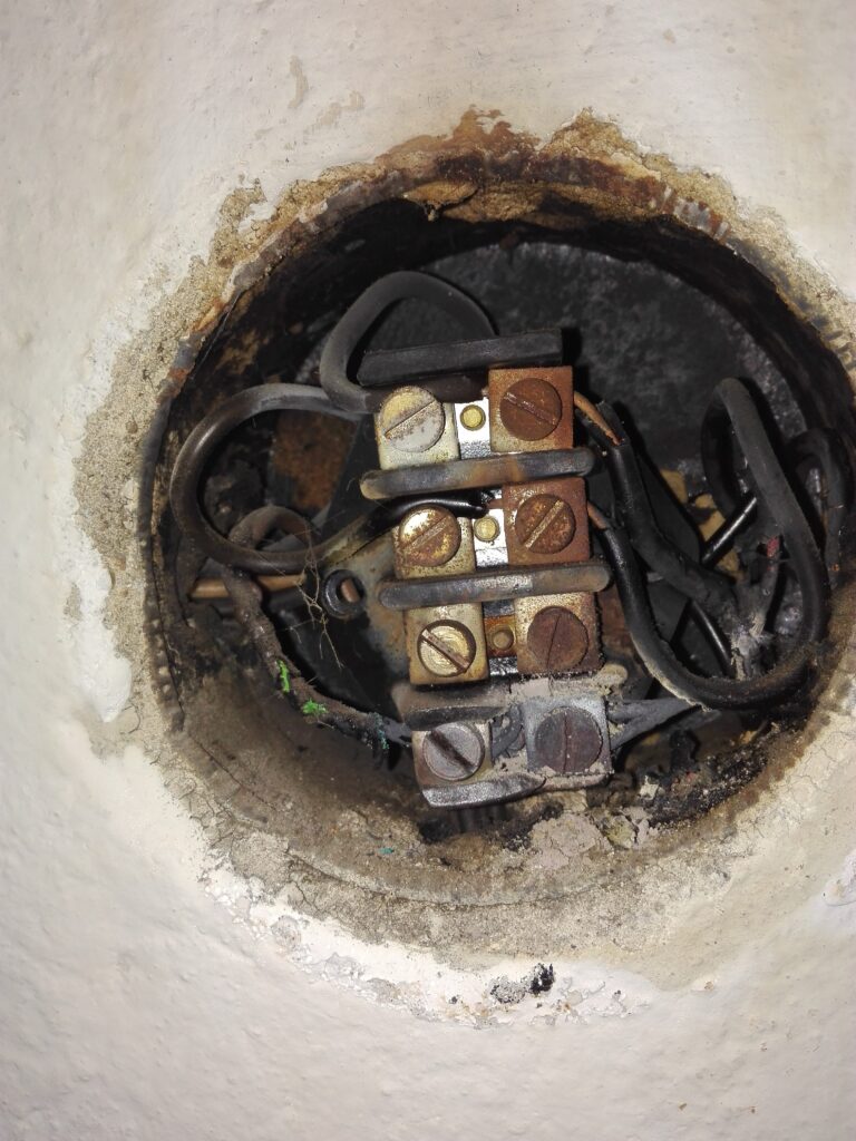 Naprawa spalonej puszki elektrycznej